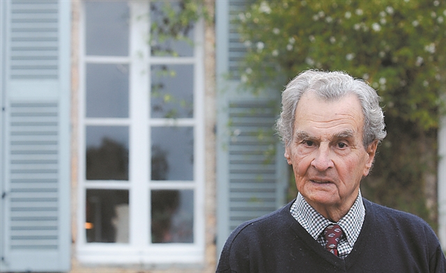 Ο Πάτρικ Λι Φέρμορ στο μάζεμα της ελιάς