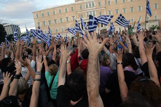 Δεκάδες χιλιάδες «Αγανακτισμένοι» συγκεντρώθηκαν στο Σύνταγμα