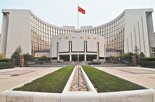 Αντιμέτωπη με το φάσματου αποπληθωρισμού