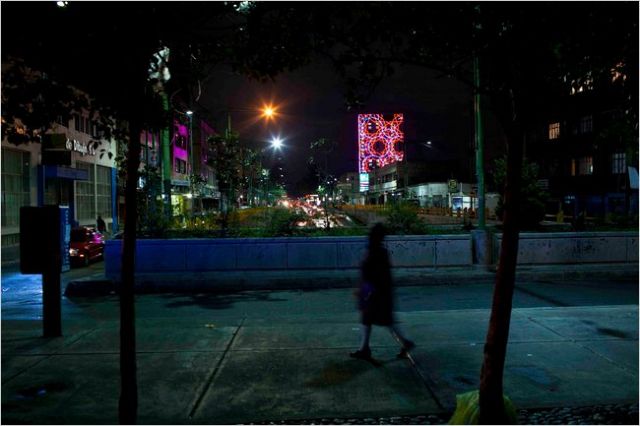 ΔΙΑΣΤΑΣΕΙΣ Κοιτάζει στο παρελθόν, ατενίζει το μέλλον