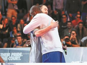 Η ραγισμένη καρδιά του Ρικ και η αγκαλιά του Σπανούλη