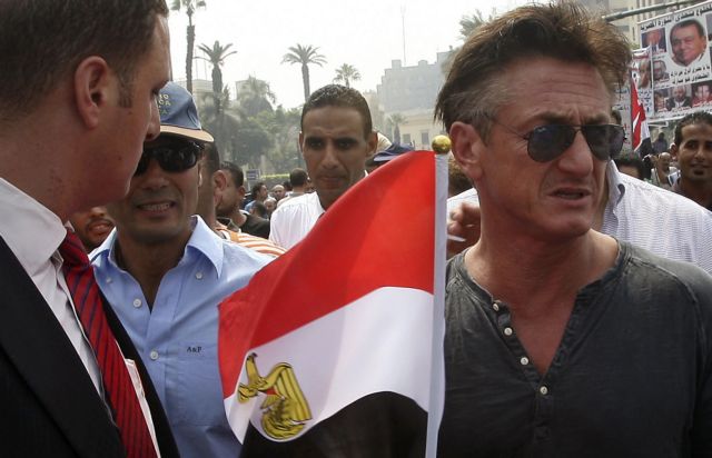 O Σον Πεν διαδήλωσε με αιγύπτιους ακτιβιστές στην Πλατεία Ταχρίρ