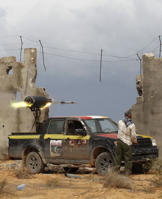 Οι λίβυοι αντάρτες σφυροκοπούν 
δυνάμεις του Καντάφι στη Σύρτη