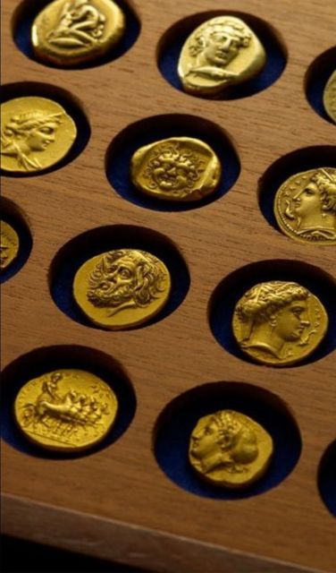 Αρχαία ελληνικά νομίσματα 
στο σφυρί