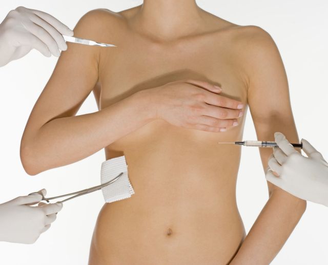 Γαλλία: Στο χειρουργείο 30.000 γυναίκες για αφαίρεση επικίνδυνης σιλικόνης από το στήθος
