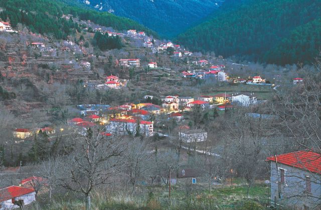 Με φόντο τις χιονισμένες πλαγιές του Χελμού