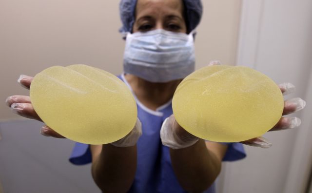 «Ακούσια βλάβη» η χρήση βιομηχανικής σιλικόνης σε εμφυτεύματα στήθους