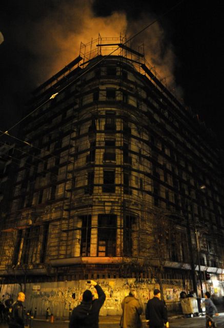 Κάηκε το ακατοίκητο ξενοδοχείο «Ακροπόλ» στην Πατησίων