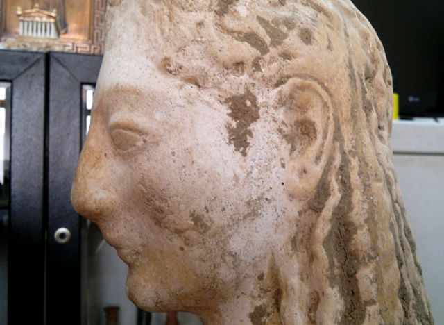 Σε στάνη έκρυβαν 
την πεπλοφόρο κόρη