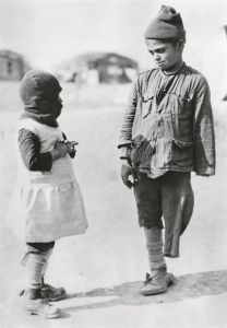 «Κουβαλώντας την πατρίδα στην πλάτη σαν τύψη»