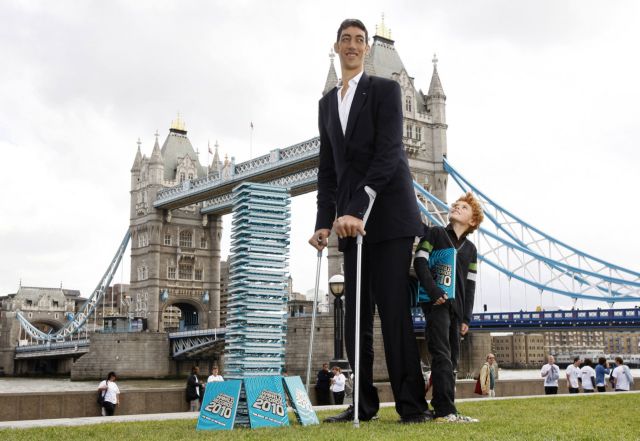 Στα 2,47 μέτρα «σταμάτησε» ο πιο ψηλός άνθρωπος στον κόσμο