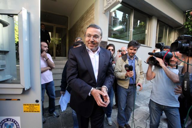 Συνελήφθη ο Αιμίλιος Λιάτσος ύστερα 
από μήνυση της συζύγου του Π. Καμμένου