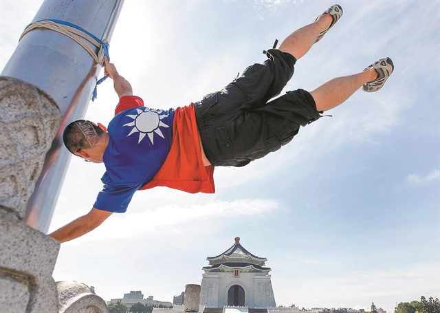 Πρέπει να επενδύσουμε στην πολιτική