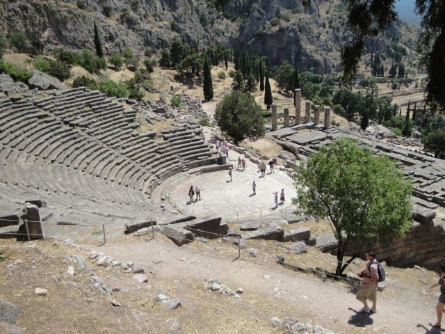 Σπάει η σιωπή του θεάτρου των Δελφών | tanea.gr