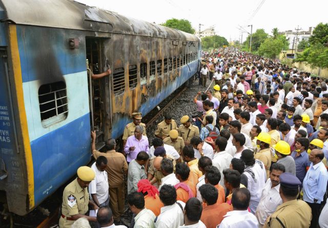 Σαράντα επτά νεκροί από φωτιά 
που ξέσπασε σε ινδικό τρένο