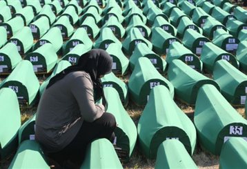 Τελετές μνήμης στη Σρεμπρένιτσα 17 χρόνια μετά τη σφαγή των μουσουλμάνων