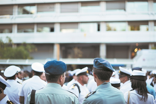 Οι ένστολοι ζητούν και τον 13ο μισθό