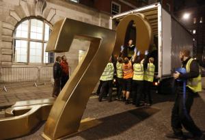 Ο Στίβεν Νάιτ (Peaky Blinders) γράφει το σενάριο της νέας ταινίας Τζέιμς Μποντ με σκηνοθέτη τον Ντενί Βιλνέβ