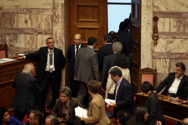 Εικόνες ντροπής στη Βουλή – απειλήθηκε η  ψηφοφορία | tanea.gr