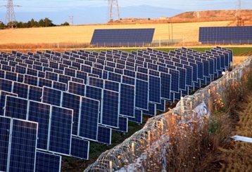 Φωτοβολταϊκά: Τροπολογία στη Βουλή για την εισφορά και την τιμή