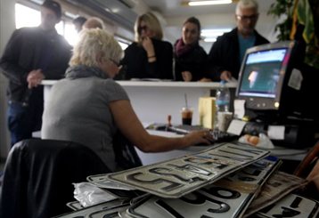 Λήγει σήμερα η προθεσμία για τέλη κυκλοφορίας και κατάθεση πινακίδων