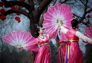Τη χρονιά του φιδιού γιορτάζει η Κίνα
