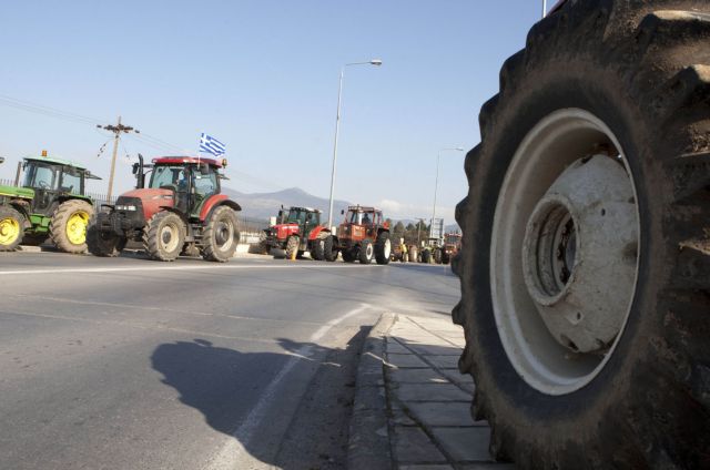 Παραμένουν τα μπλόκα των αγροτών στη Βόρεια Ελλάδα