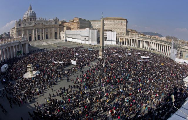 Περισσότεροι από 150.000 πιστοί στην πλατεία του Αγίου Πέτρου για την ομιλία του Πάπα