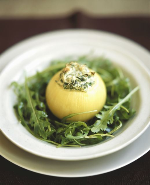 Κρεμμύδια γεμιστά με σπανάκι και ανθότυρο