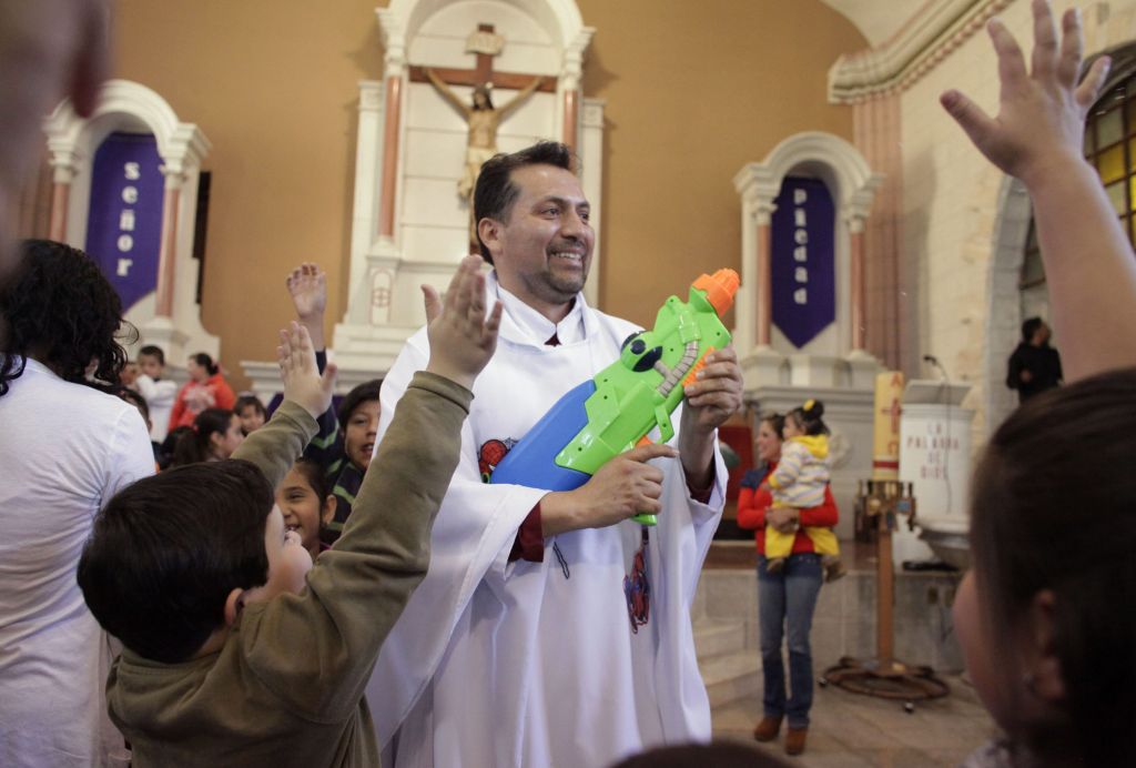 Μεξικό: «Σούπερ ιερέας» αγιάζει με νεροπίστολο τους πιστούς σε καθολικό ναό