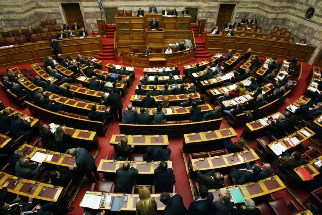 Μειωμένες στο μισό οι συντάξεις των βουλευτών και του Πρωθυπουργού