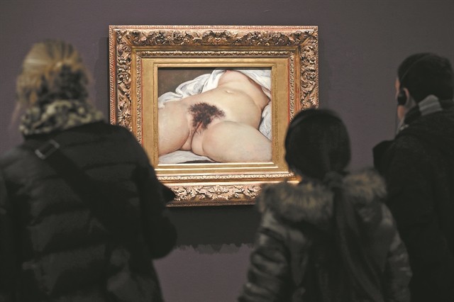 Μια μπαλαρίνα πίσω από την «Προέλευση του κόσμου»