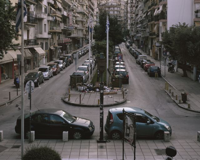 «Τα νύχια από τα δάκτυλα των ποδιών τους έτριζαν στην άμμο…»