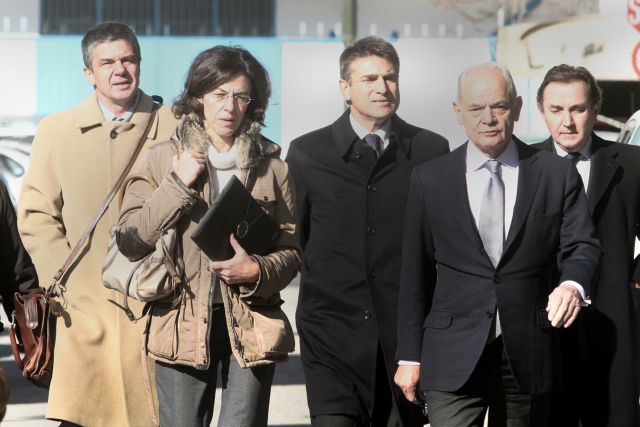 Περιμένοντας το ΣΔΟΕ για τους συγγενείς του υπουργού