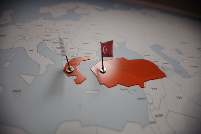 Ομοβροντία από τα κόμματα