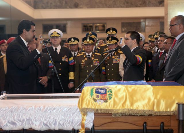 «Ο Τσάβες ζει! Ο Μαντούρο συνεχίζει!» στην ορκωμοσία του νέου ηγέτη της Βενεζουέλας