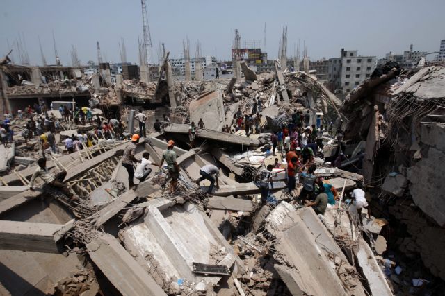 Κατάρρευση κτιρίων στο Μπαγκλαντές με τουλάχιστον 147 νεκρούς και 1000 τραυματίες