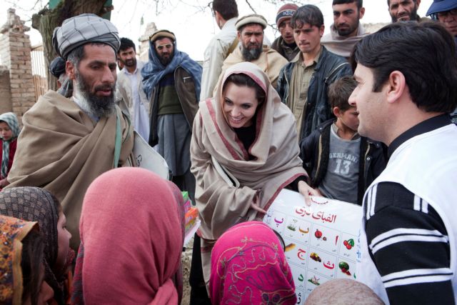 Κοσμήματα πιάνει η Αντζελίνα Ζολί, σχολεία στο Αφγανιστάν γίνονται