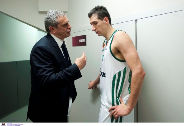 [λεξικό] Αδιάσειστος (ο):