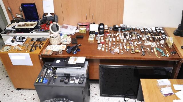 Εξαρθρώθηκε σπείρα που είχε «ρημάξει» τα νότια προάστια | tanea.gr Εξαρθρώθηκε σπείρα που είχε «ρημάξει» τα νότια προάστια | tanea.gr