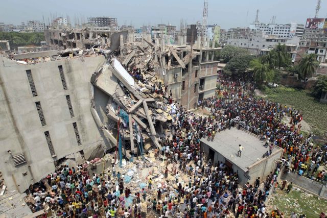 Αναζητούν εκατοντάδες αγνοούμενους στα ερείπια του κτιρίου που κατέρρευσε στο Μπαγκλαντές