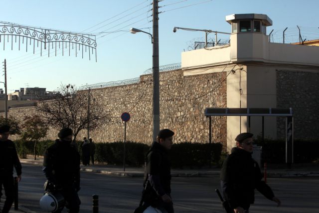 Μαχαίρια, ρόπαλα και κινητά βρέθηκαν σε κελιά στις φυλακές Κορυδαλλού