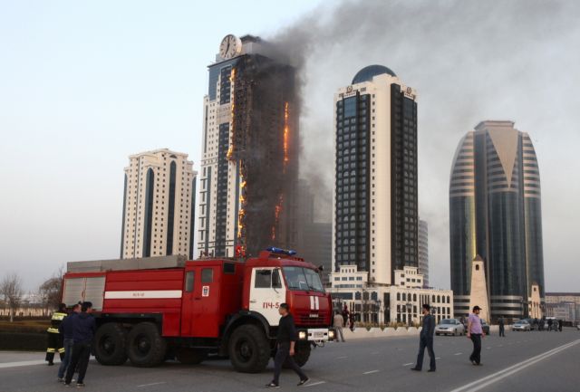 Πυρκαγιά εκδηλώθηκε σε ουρανοξύστη στο Γκρόζνι της Τσετσενίας | tanea.gr