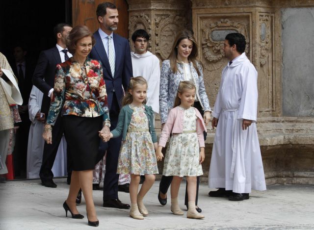 Η βασιλική οικογένεια της Ισπανίας υποκύπτει στη διαφάνεια