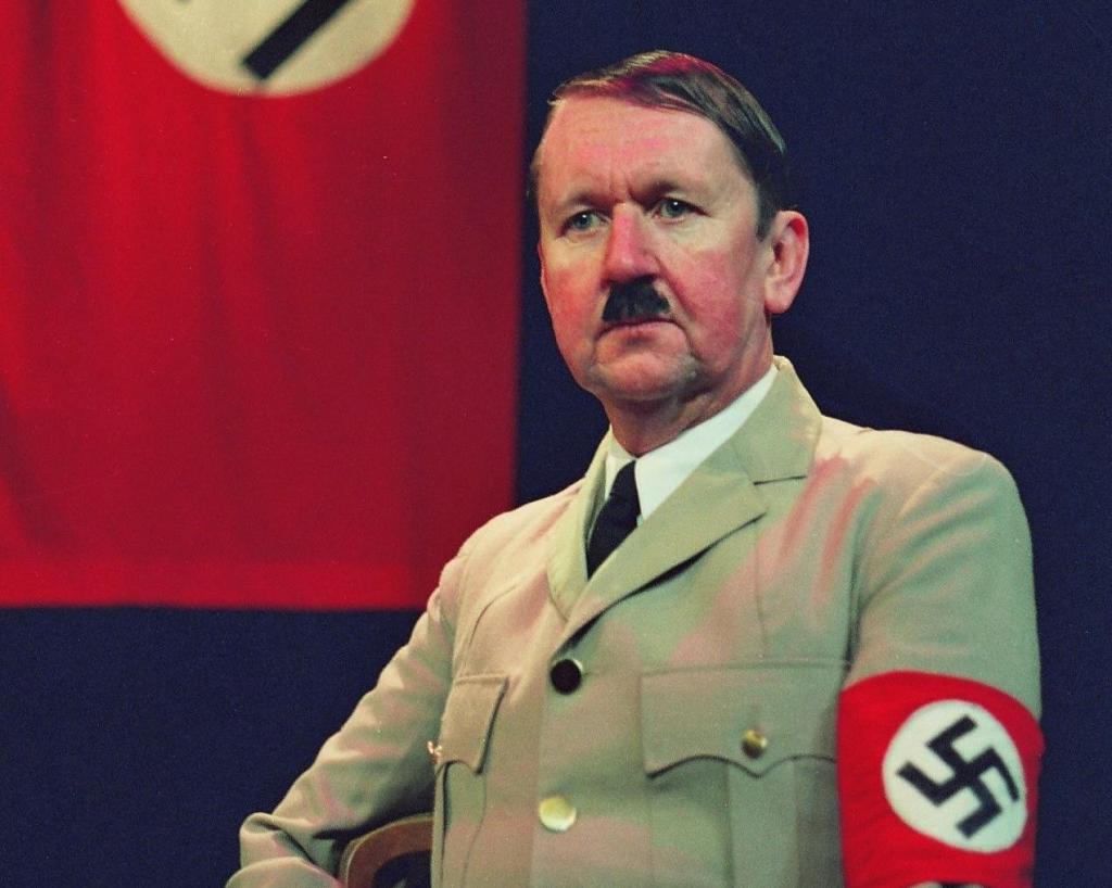 Χίτλερ με… βρετανική προφορά ανεβαίνει στη θεατρική σκηνή του Bios