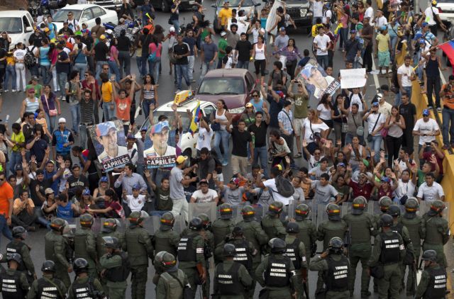 Συγκρούσεις στο Καράκας μεταξύ αστυνομίας και οπαδών του Καπρίλες