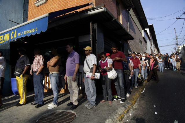 Κλείνουν οι κάλπες στη Βενεζουέλα με καταγγελίες από την αντιπολίτευση
