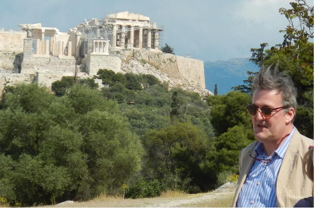 Ο Στίβεν Φράι επισκέπτεται την Ακρόπολη και τους Δελφούς και το καταδιασκεδάζει