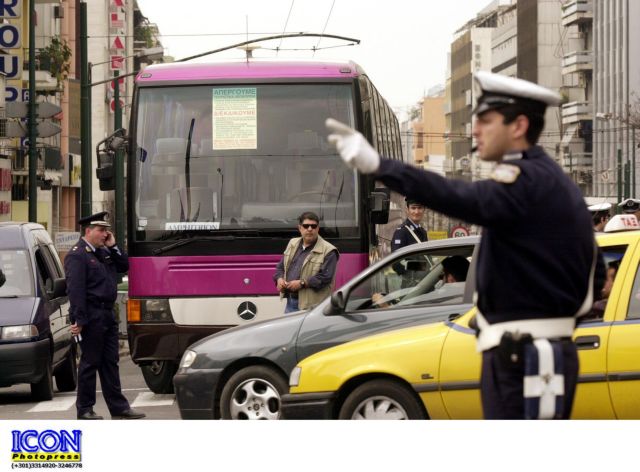 Μποτιλιάρισμα σε δρόμους της Αθήνας από τρία τροχαία ατυχήματα