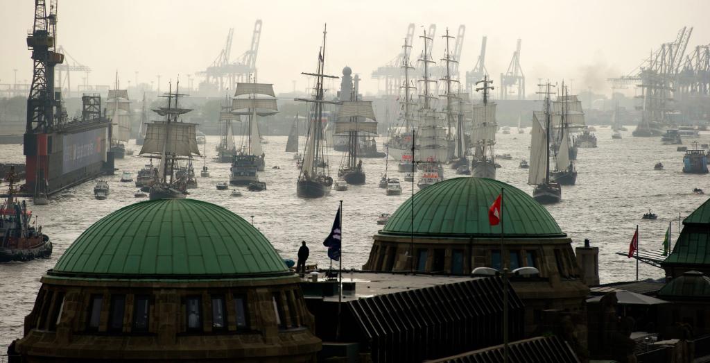 Εντυπωσιακοί ναυτικοί εορτασμοί στο Αμβούργο με διέλευση δεκάδων πλοίων